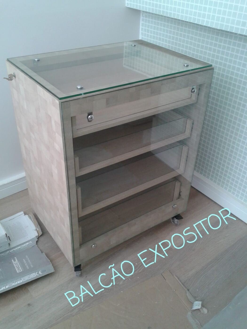 Balcão expositor em vidro e madeira