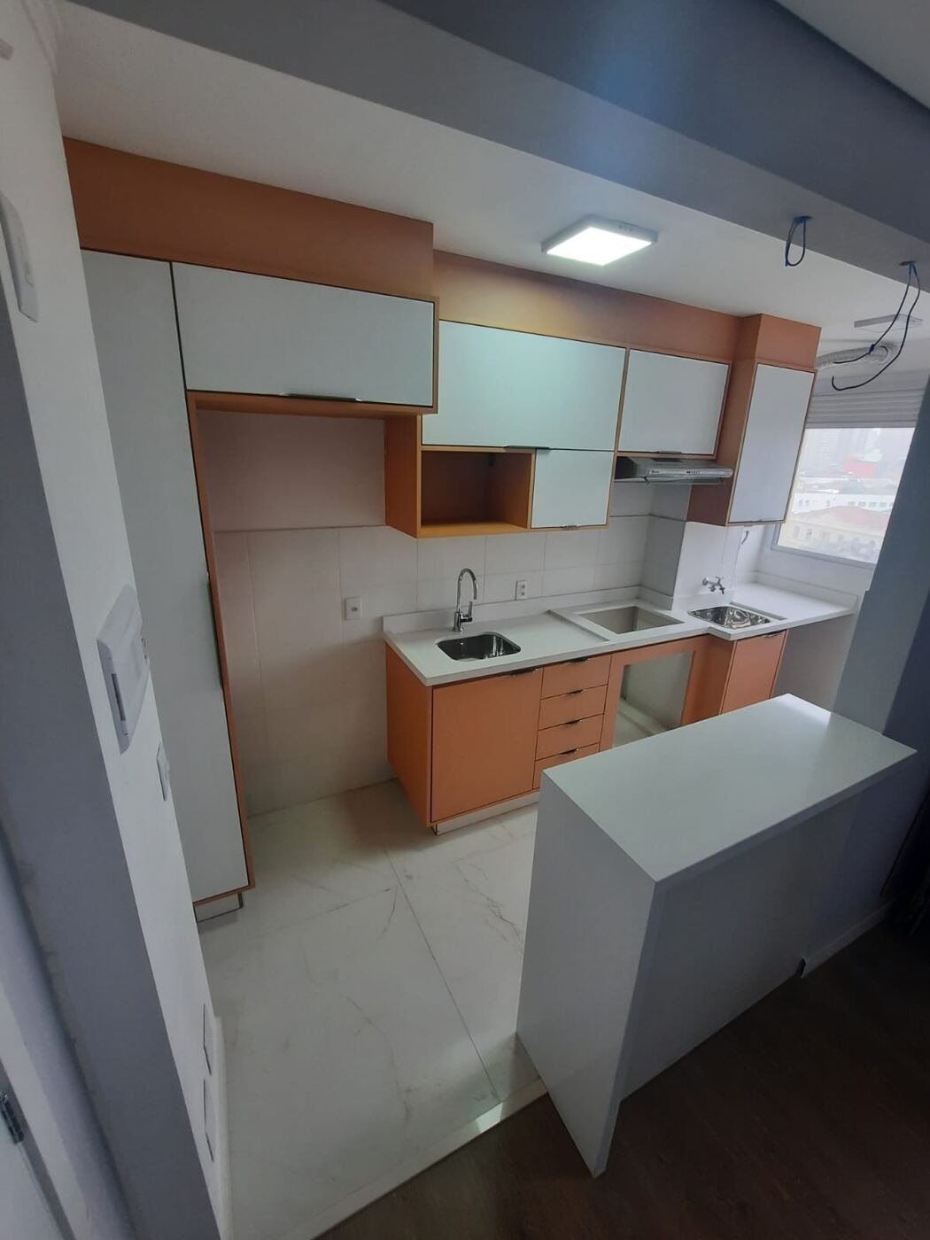 Cozinha planejada com bancada e armários sob medida
