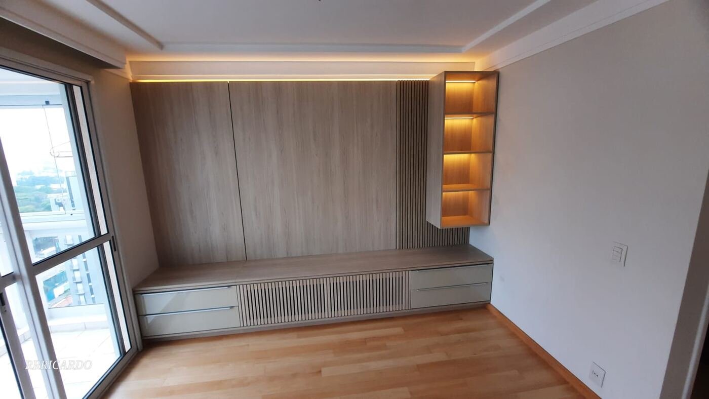 Painel e rack planejados para quarto, com nicho vertical